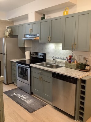 Microwave, oven, stovetop, dishwasher - City Centre Olive Grove (Kamloops)