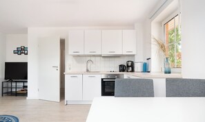 Kylskåp, ugn, spishäll och diskmaskin