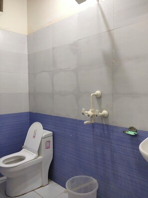 Deluxe Double Room, Balcony, City View | Bathroom