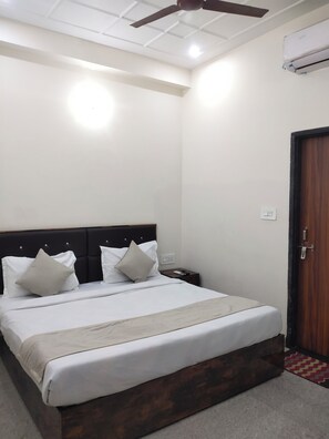 Dobbeltrom – deluxe, balkong, byutsikt | Skrivebord, strykejern/-brett og wi-fi (inkludert)