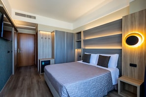 Deluxe Room | Minibar, in-room safe, desk, free WiFi - Hotel Palm Beach (Rimini)