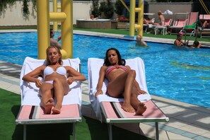 Una piscina al aire libre de temporada