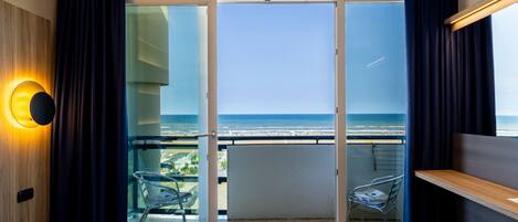 Deluxe Room | Minibar, in-room safe, desk, free WiFi