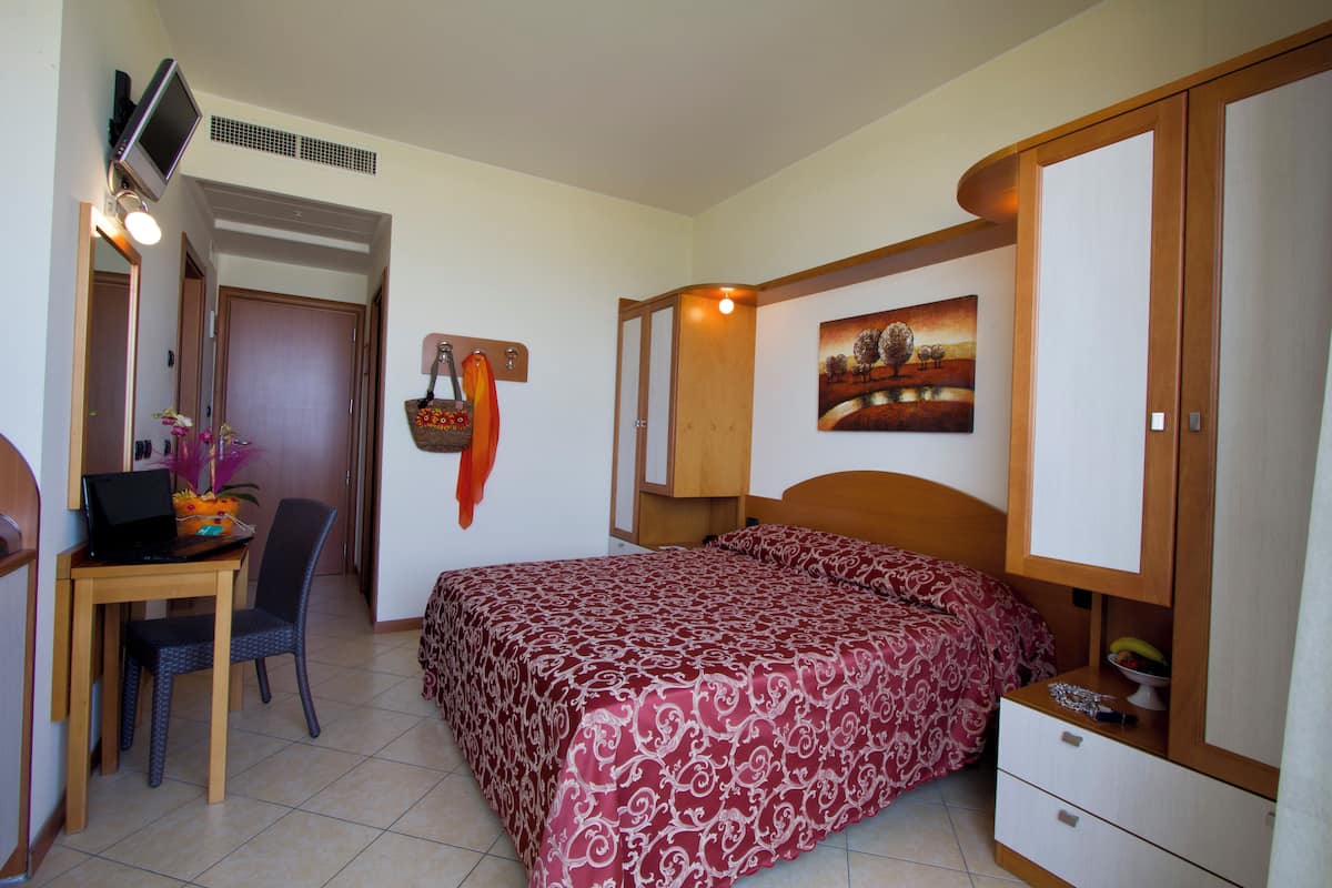 Een minibar, een kluis op de kamer, een bureau, gratis wifi