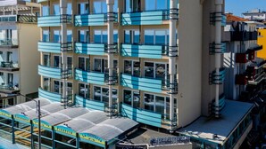 A multi-story hotel with balconies, a rooftop terrace, and a sign reading "Palm Beach Superior Hotel". - Hotel Palm Beach (Rimini)