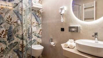 Deluxe Room | Bathroom | Shower, free toiletries, hair dryer, bidet