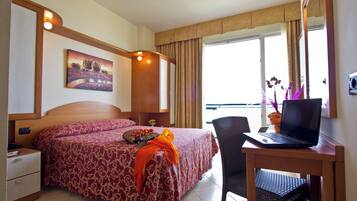 Minibar, värdeförvaringsskåp på rummet, skrivbord och gratis wi-fi