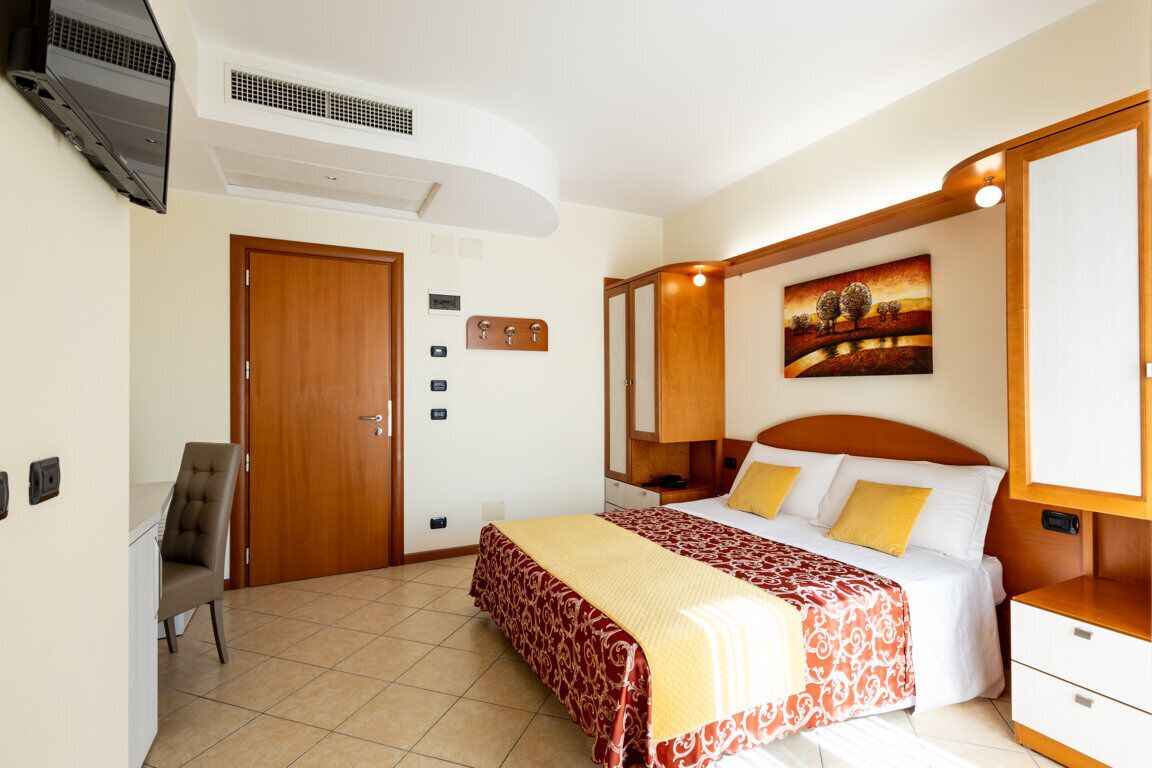 Minibar, coffres-forts dans les chambres, bureau, Wi-Fi gratuit