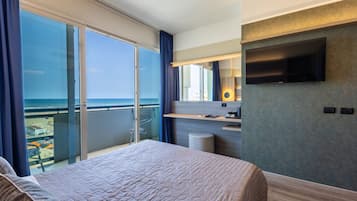 Deluxe Room | Minibar, in-room safe, desk, free WiFi