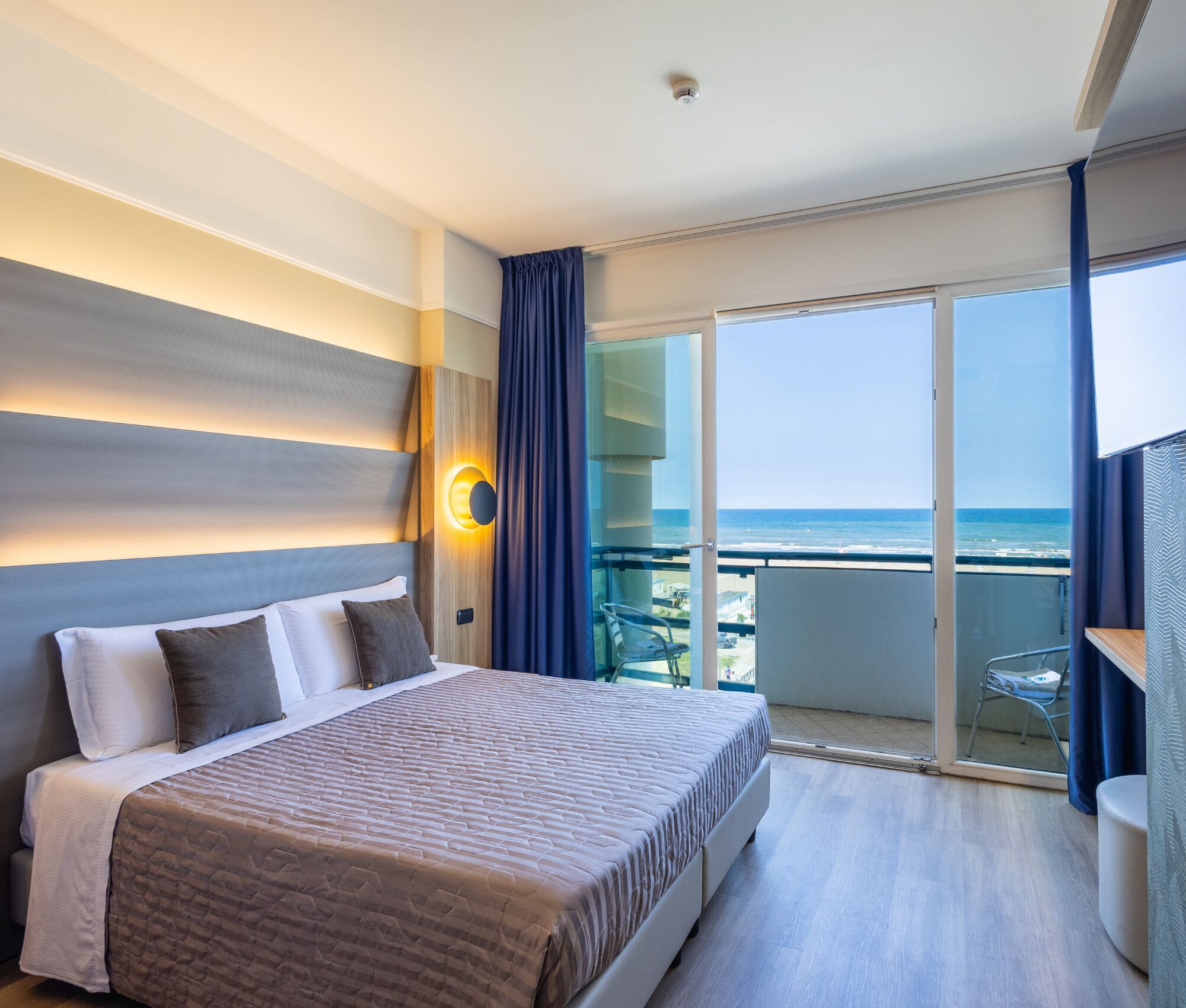 Minibar, coffres-forts dans les chambres, bureau, Wi-Fi gratuit