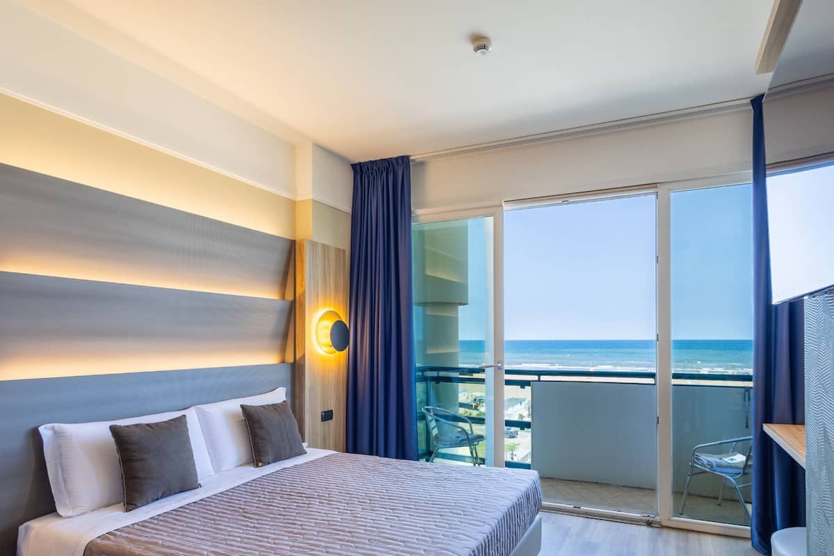 Deluxe Room | Minibar, in-room safe, desk, WiFi (free)