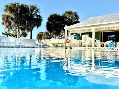 3/3 with POOL in The Village of Lake Deaton