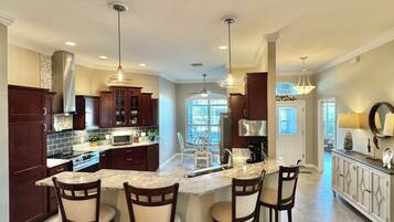 雪櫃、微波爐、焗爐、爐具