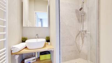 Shower, hair dryer, towels