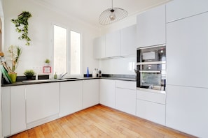 Fridge, microwave, oven, dishwasher - Martyrs Village Montmartre 2 habitaciones (París)