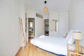 2 bedrooms, iron/ironing board, free WiFi, bed sheets - Martyrs Village Montmartre 2 habitaciones (París)