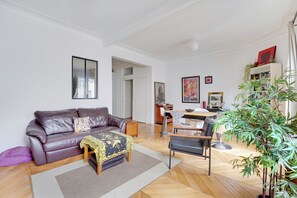 TV, DVD player - Martyrs Village Montmartre 2 habitaciones (París)