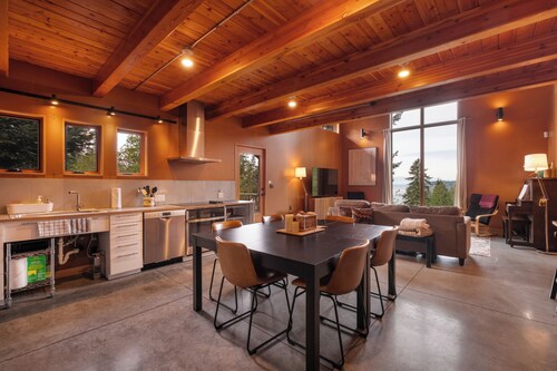 Scenic Whidbey Island Escape, Walk to Beach, ADA accessible + Dog Friendly w/ NEW four person hot tub.