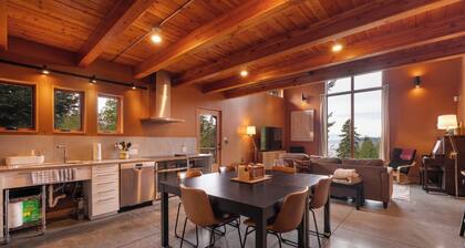 Scenic Whidbey Island Escape, Walk to Beach, ADA accessible + Dog Friendly w/ NEW four person hot tub.