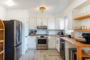 Fridge, microwave, oven, stovetop - Southern Serenity, Fenced in Yard, Pet Friendly (Mount Pleasant)