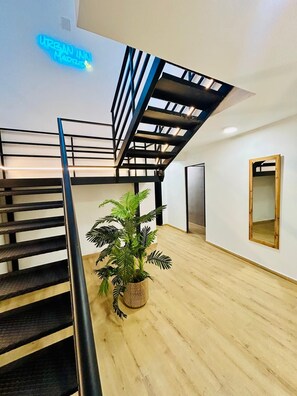 Shower, hair dryer, slippers, soap - Urban Inn Madrid (Madrid)