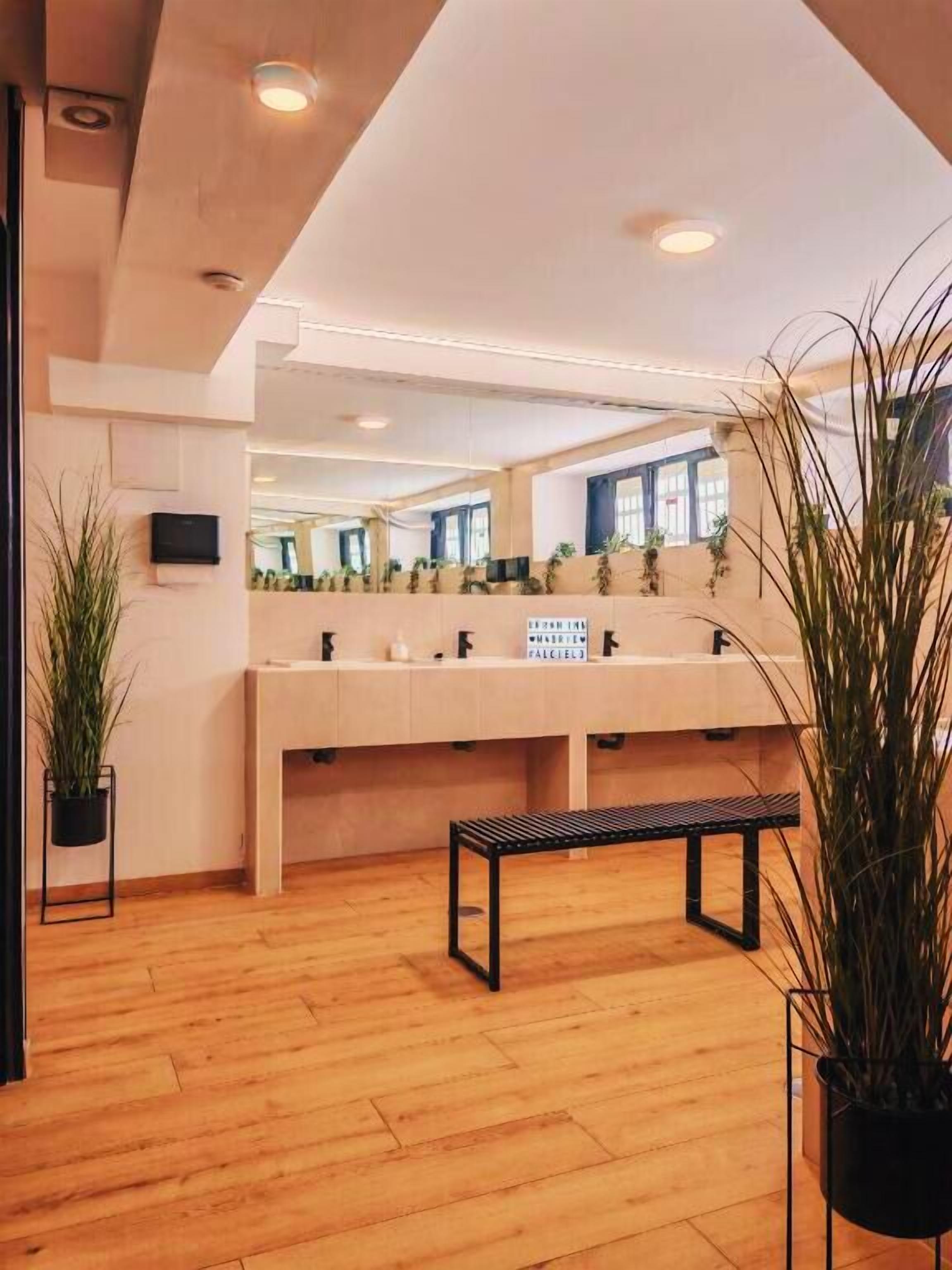 淋浴设施、吹风机、拖鞋、肥皂