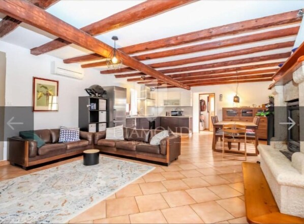 فيلا (Two Bedroom Villa) | غرفة المعيشة | تلفزيون بشاشة مسطحة بحجم 32-بوصة يعرض قنوات تلفزيونية رقمية