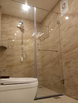 Deluxe Room, Balcony, Garden View | Bathroom