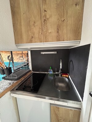 Fridge, microwave, stovetop, coffee/tea maker