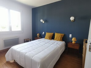 3 عدّة غرف نوم ومكواة/لوح كي وسرير سفر وواي فاي