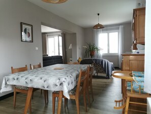 Dining - House sleeps 6 near equestrian center, golf course and beaches (Saint-Palais-sur-Mer)