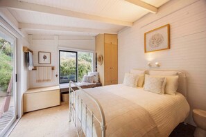 1 bedroom, desk, travel crib, WiFi