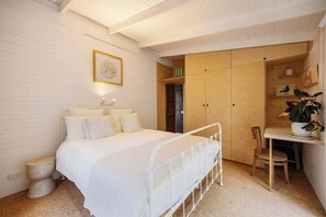 1 bedroom, desk, travel cot, WiFi