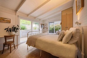 1 bedroom, desk, travel cot, WiFi