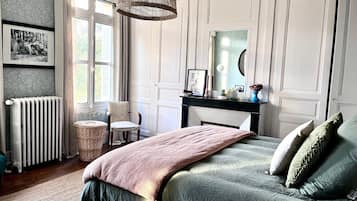5 bedrooms, iron/ironing board, WiFi, bed sheets