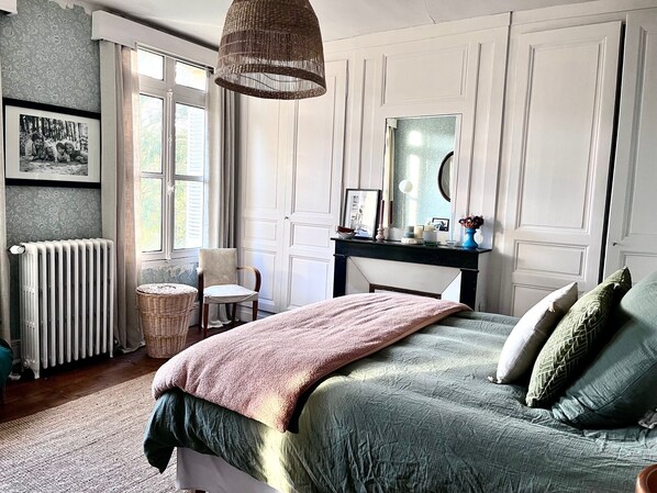 5 bedrooms, iron/ironing board, WiFi, bed sheets