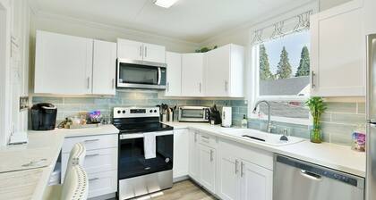 4 Homes in downtown Mt. Shasta sleeps 24!!