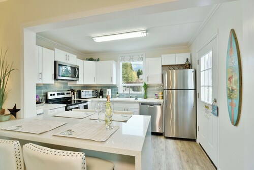 4 Homes in downtown Mt. Shasta sleeps 24!!