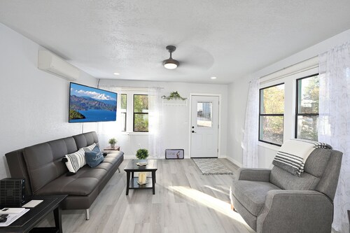 Lakehead Bungalow + full RV hookups at Lake Shasta