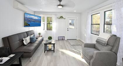 Lakehead Bungalow + full RV hookups at Lake Shasta