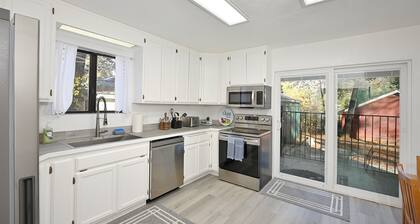 Lakehead Bungalow + full RV hookups at Lake Shasta