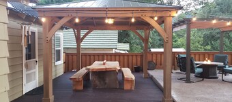 Mountain Bungalow, tall pines, deck, in town.