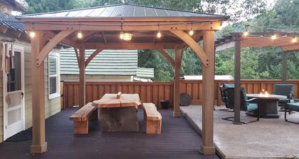 Mountain Bungalow, tall pines, deck, in town.