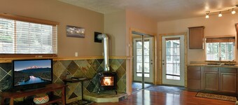 Shasta Cottage, A romantic get-away in Mt. Shasta.