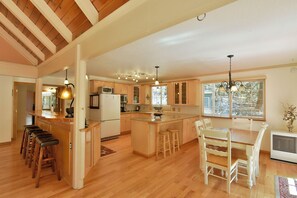 Fridge, microwave, oven, stovetop - Shasta Woodlands with Hot tub Beautiful home In Mt. Shasta. (Mt. Shasta)