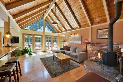 Summit House Managed by Mt. Shasta Vacation Rentals.