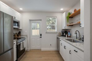 Fridge, microwave, oven, stovetop - Serene Place Complex - Walk to UF - Free Parking (Gainesville)