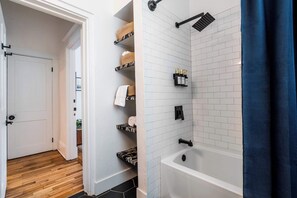 Douche, séchoir à cheveux, serviettes fournies
