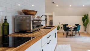 Coffee/tea maker, fridge, microwave, oven - Symphony at The Key | 7BR Mansion • 1mi to UF & DT (Gainesville)