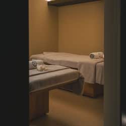Salas de tratamiento para parejas, un sauna, baño turco